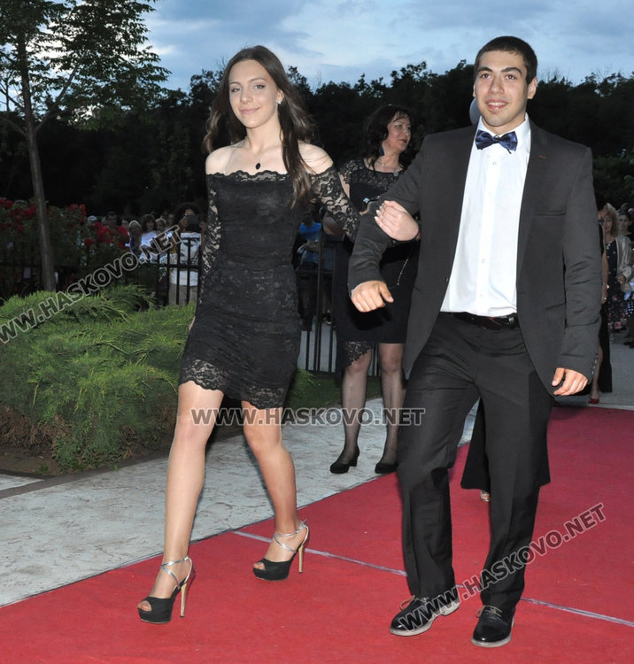 Абитуриентите на Спортното показаха изваяни тела в черно и бяло