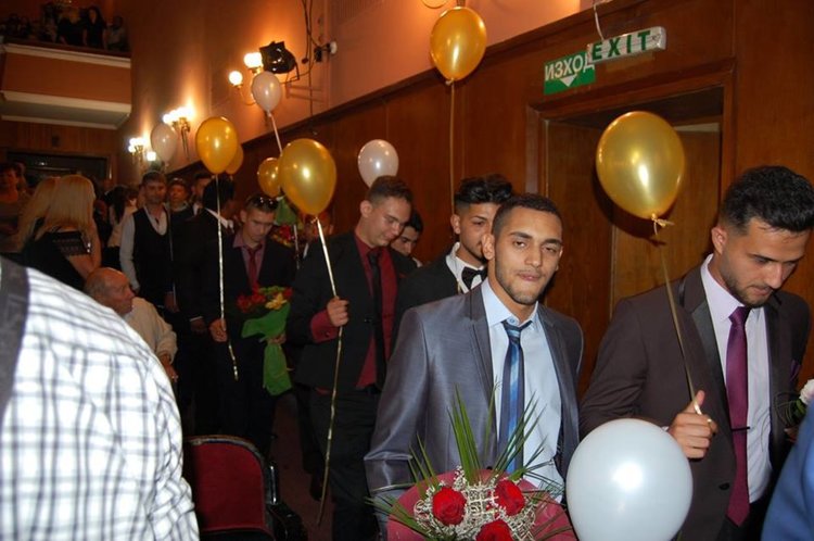 Абитуриентите на Професионалната гимназия изгряха на сцената