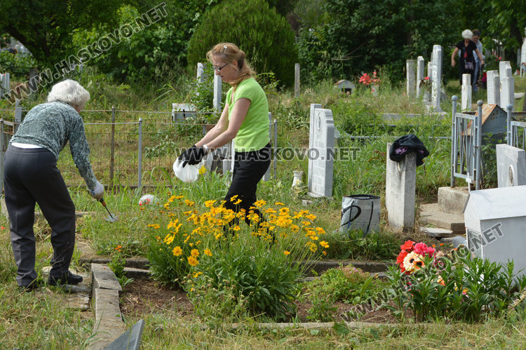 Хасковлии почетоха мъртвите на Черешова задушница