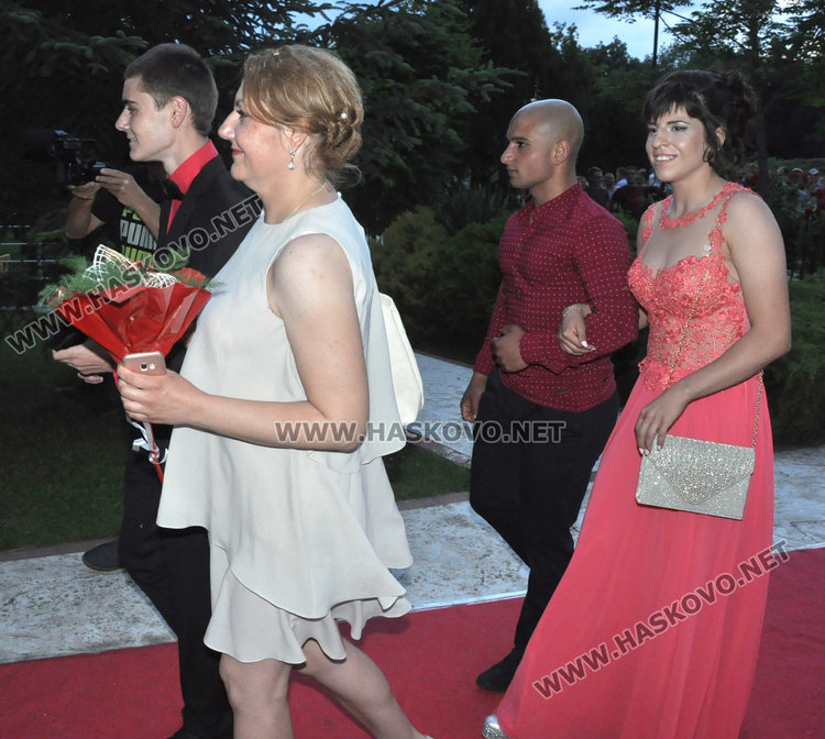 Абитуриентите на Спортното показаха изваяни тела в черно и бяло