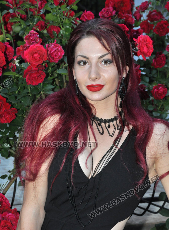 Абитуриентите на Спортното показаха изваяни тела в черно и бяло