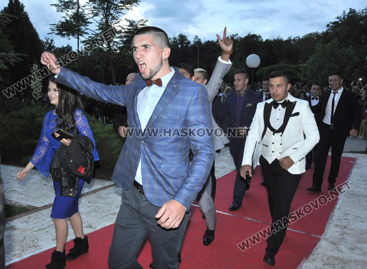 Абитуриентите на Спортното показаха изваяни тела в черно и бяло