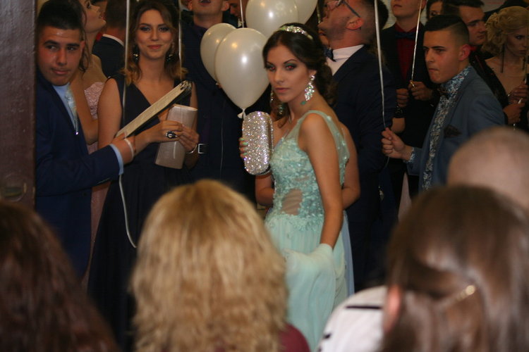 Абитуриентите на Професионалната гимназия изгряха на сцената