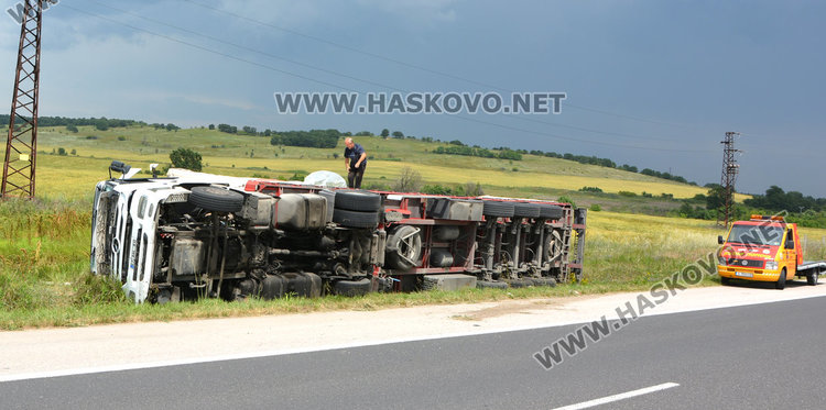 Турски тир с платове се преобърна в канавка на магистралата