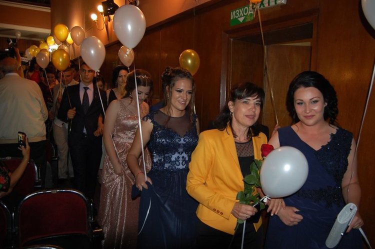 Абитуриентите на Професионалната гимназия изгряха на сцената