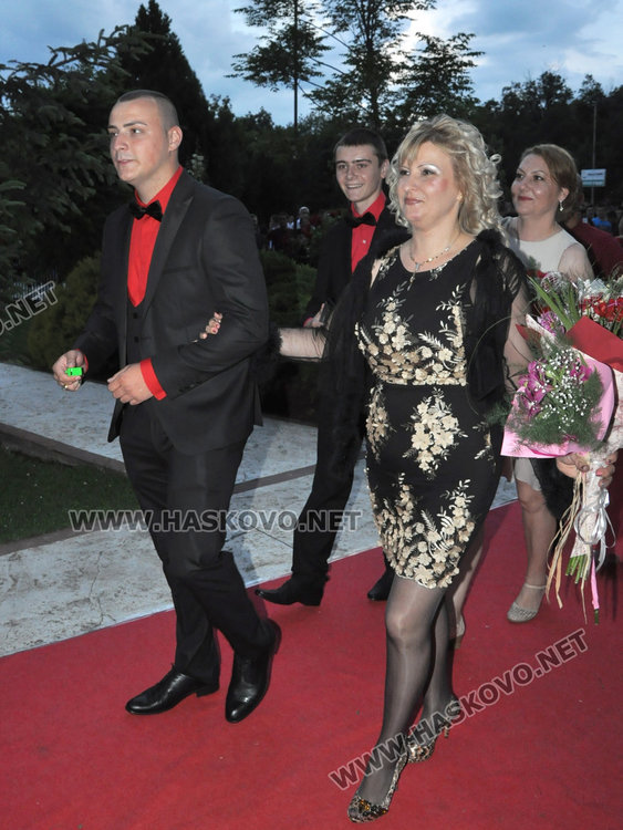 Абитуриентите на Спортното показаха изваяни тела в черно и бяло