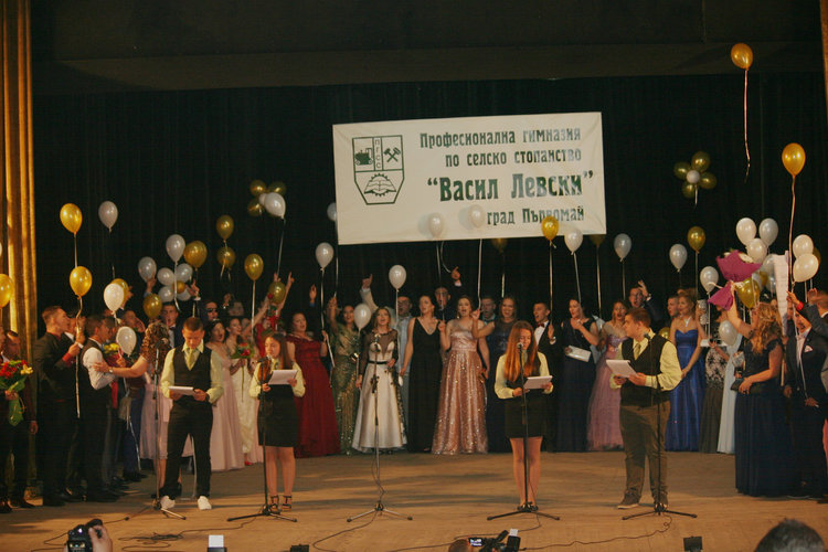 Абитуриентите на Професионалната гимназия изгряха на сцената