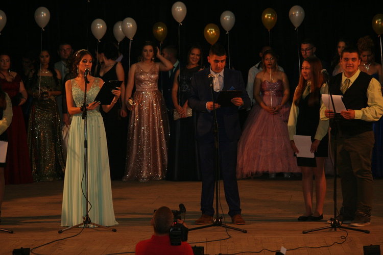 Абитуриентите на Професионалната гимназия изгряха на сцената
