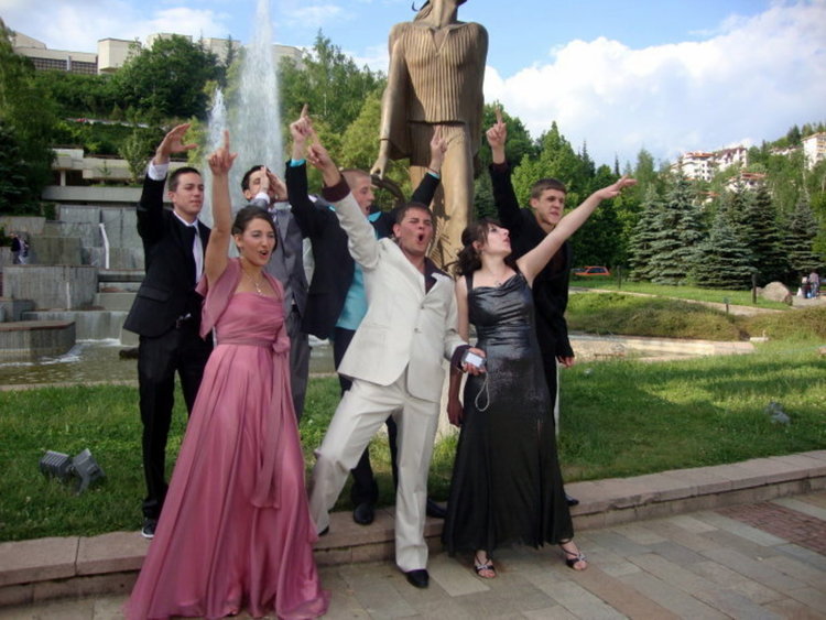 Истинска радост за абитуриентите на Професионалната гимназия по туризъм и строителство и снимки за спомен пред статуята на Орфей и Евридика