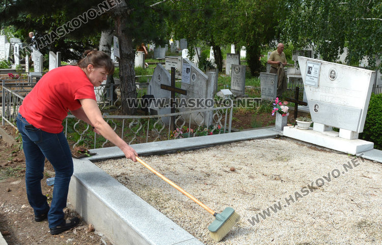 Хасковлии почетоха мъртвите на Черешова задушница