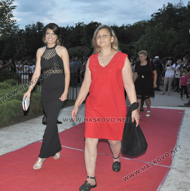 Абитуриентите на Спортното показаха изваяни тела в черно и бяло