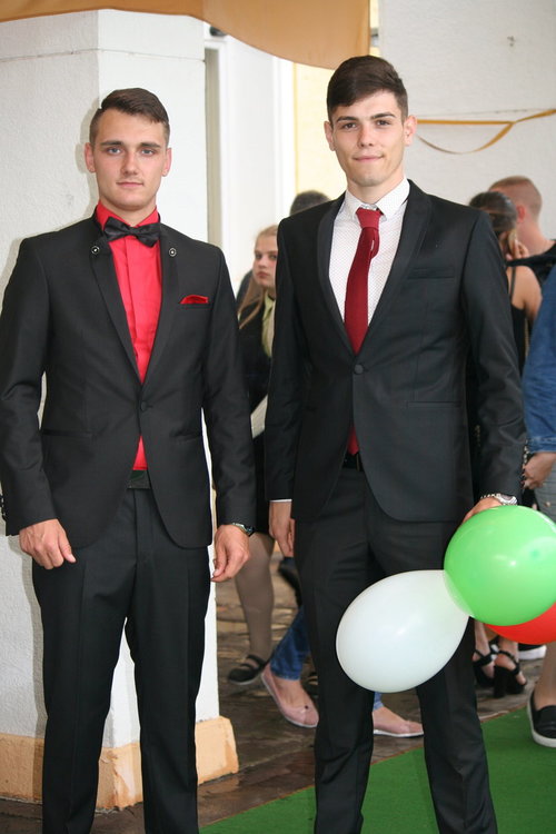 Абитуриентите на Професионалната гимназия изгряха на сцената