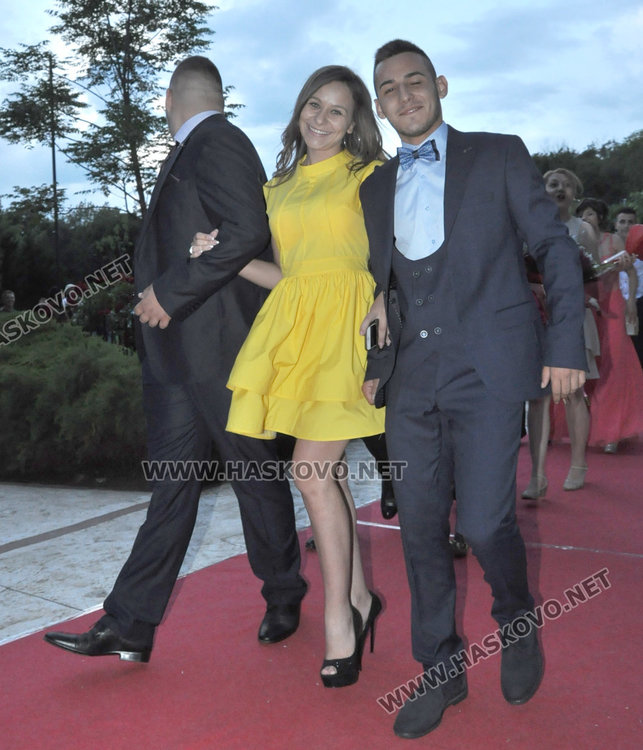 Абитуриентите на Спортното показаха изваяни тела в черно и бяло