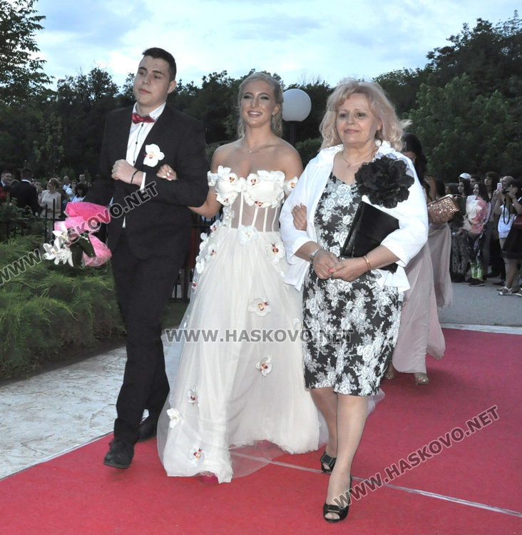 Абитуриентите на Спортното показаха изваяни тела в черно и бяло