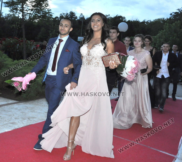 Абитуриентите на Спортното показаха изваяни тела в черно и бяло