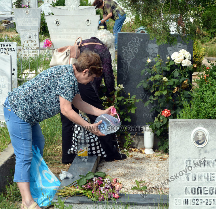 Хасковлии почетоха мъртвите на Черешова задушница