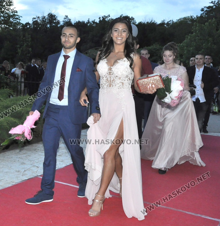 Абитуриентите на Спортното показаха изваяни тела в черно и бяло