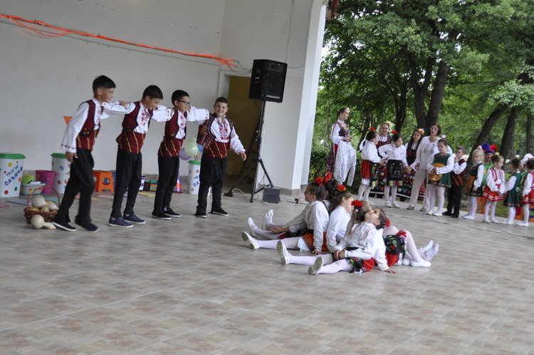 В Минерални бани празнуват от Задушница до Свети дух