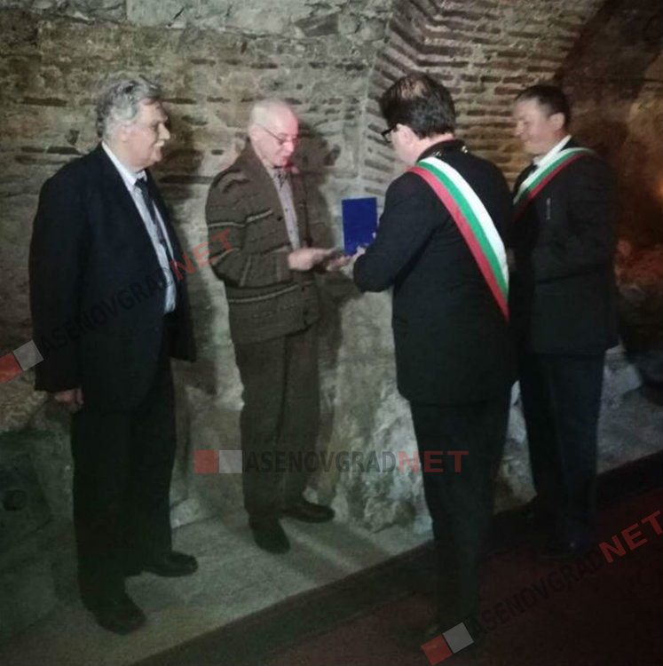 На Асенова крепост: Връчиха знаци за „Почетен гражданин“ на Иван Иванов и Петър Динчев
