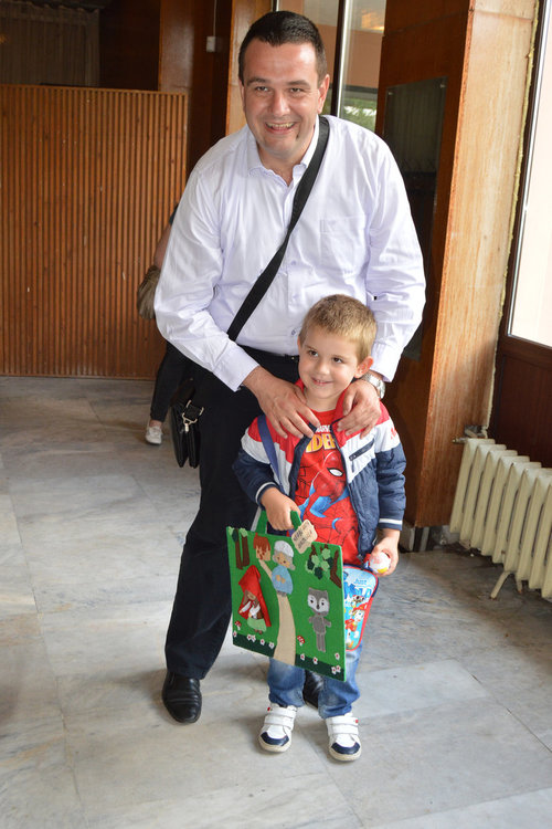 Лудориите на Макс и Мориц събраха 350 деца в театъра, впечатли ги изложбата „Приказки от куфара”