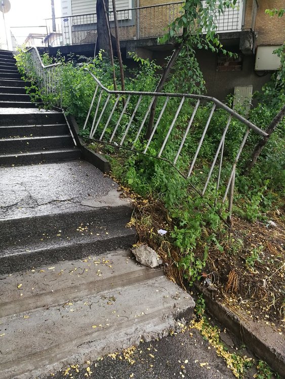 Хасковлия: парапетът на стълбището край „Стара планина” е разбит