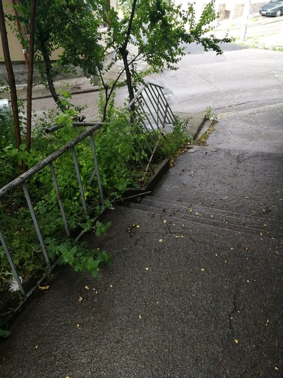 Хасковлия: парапетът на стълбището край „Стара планина” е разбит