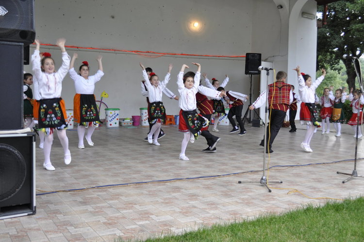 В Минерални бани празнуват от Задушница до Свети дух