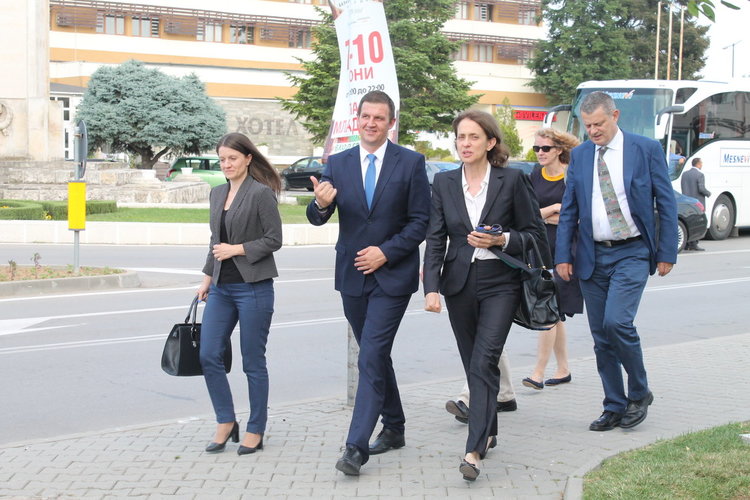 Дипломати от ЕС пяха „Седнало е Джоре дос”