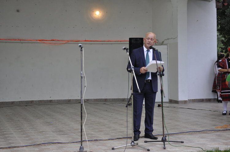 В Минерални бани празнуват от Задушница до Свети дух