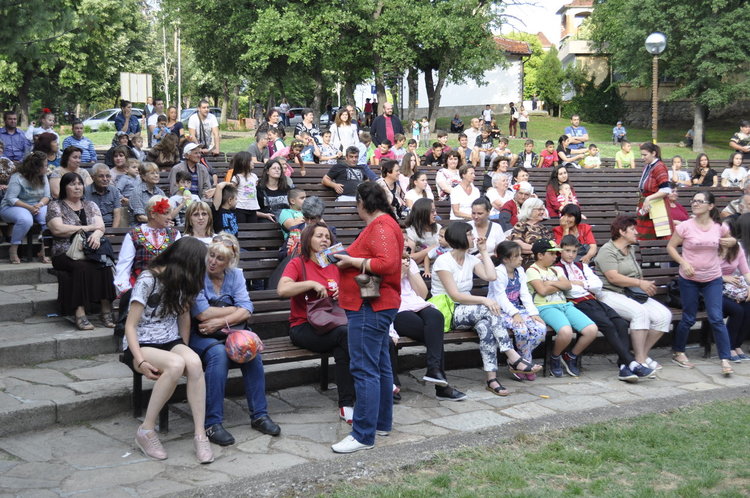 В Минерални бани празнуват от Задушница до Свети дух