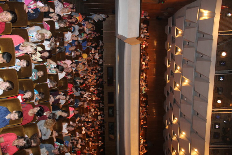 Лудориите на Макс и Мориц събраха 350 деца в театъра, впечатли ги изложбата „Приказки от куфара”