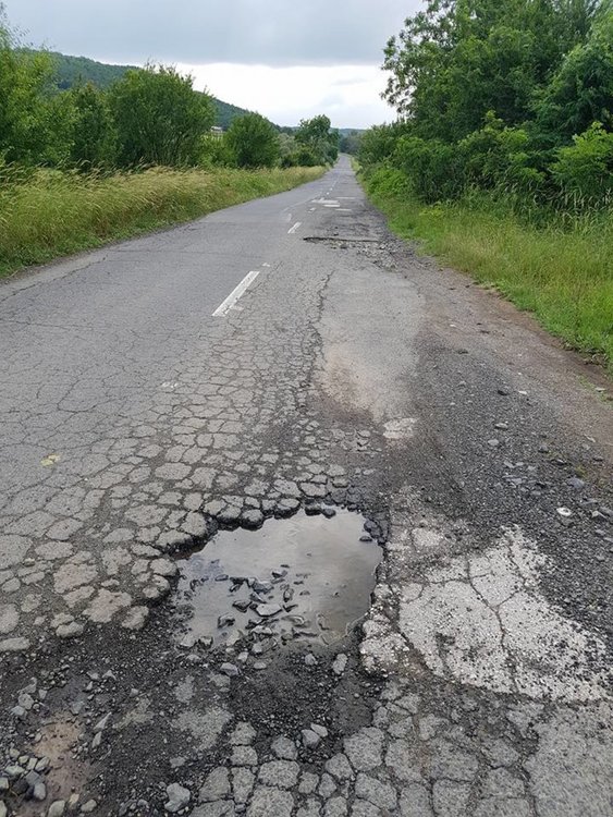 Зам.-председателя на Общинския съвет Кадир Мустафов  сигнализира за разбито шосе