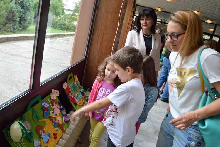 Лудориите на Макс и Мориц събраха 350 деца в театъра, впечатли ги изложбата „Приказки от куфара”