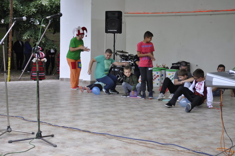 В Минерални бани празнуват от Задушница до Свети дух