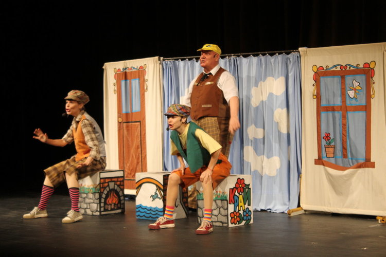 Лудориите на Макс и Мориц събраха 350 деца в театъра, впечатли ги изложбата „Приказки от куфара”