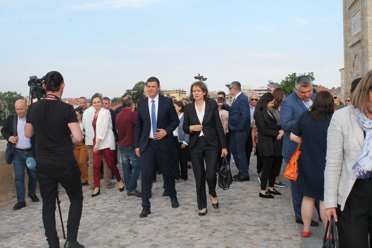 Дипломати от ЕС пяха „Седнало е Джоре дос”