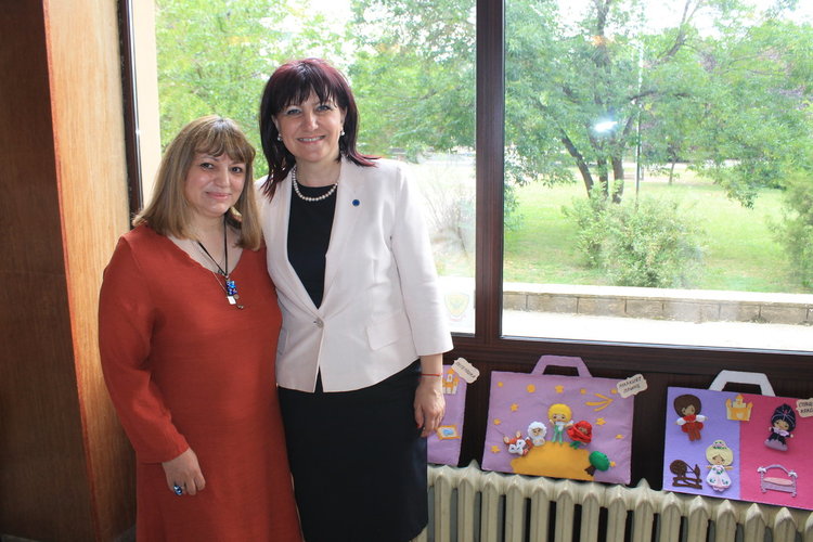 Лудориите на Макс и Мориц събраха 350 деца в театъра, впечатли ги изложбата „Приказки от куфара”