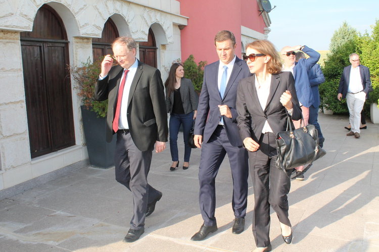 Дипломати от ЕС пяха „Седнало е Джоре дос”