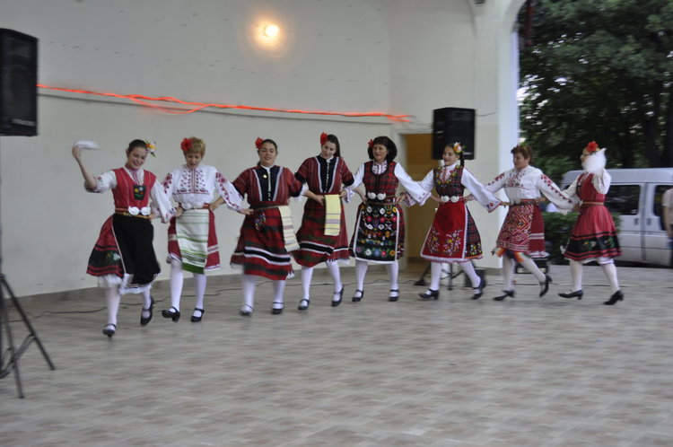 В Минерални бани празнуват от Задушница до Свети дух