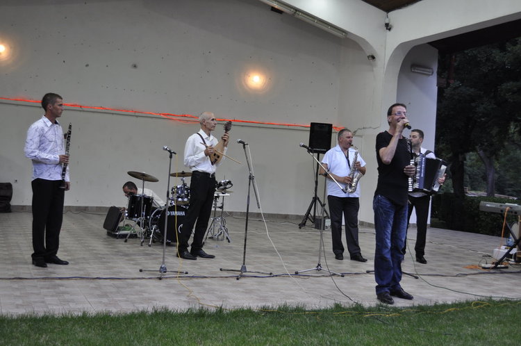 В Минерални бани празнуват от Задушница до Свети дух