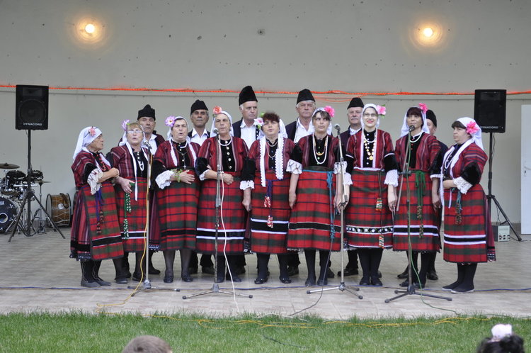 В Минерални бани празнуват от Задушница до Свети дух