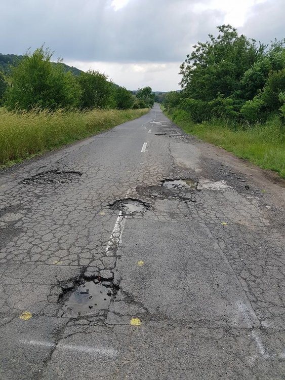 Зам.-председателя на Общинския съвет Кадир Мустафов  сигнализира за разбито шосе
