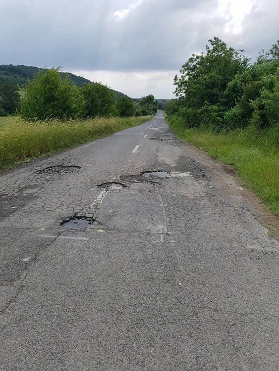 Зам.-председателя на Общинския съвет Кадир Мустафов  сигнализира за разбито шосе