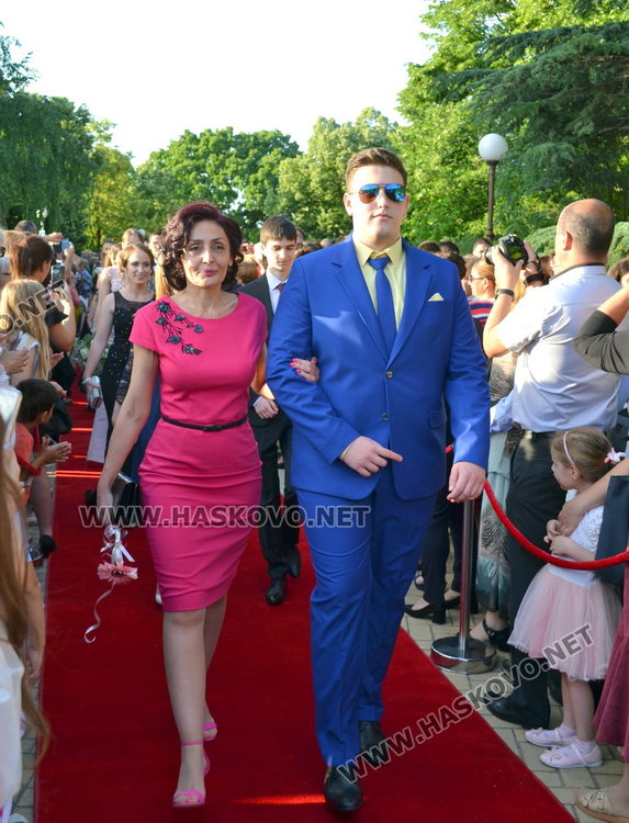 Випуск 2018 на ПМГ в пълен блясък на бала 