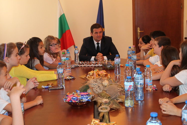 Ученици настояха пред областния управител за безплатен басейн в Хасково