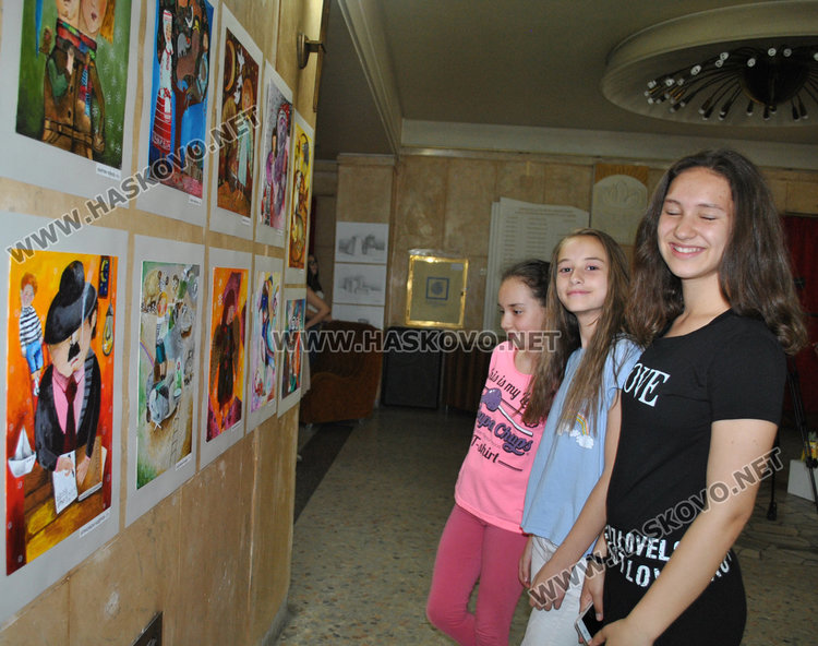Цветя, очи и керамика показват в изложба възпитаниците на „Колорит“