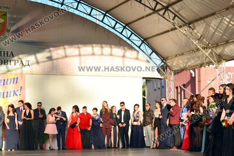 Випуск 2018 на ПМГ в пълен блясък на бала 