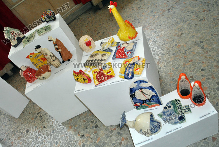 Цветя, очи и керамика показват в изложба възпитаниците на „Колорит“