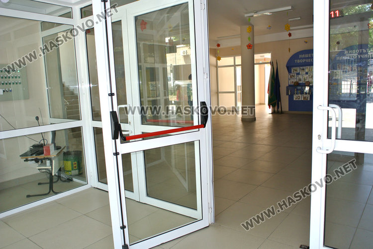 фоайото на училището, където е ошамарен Радосвлав