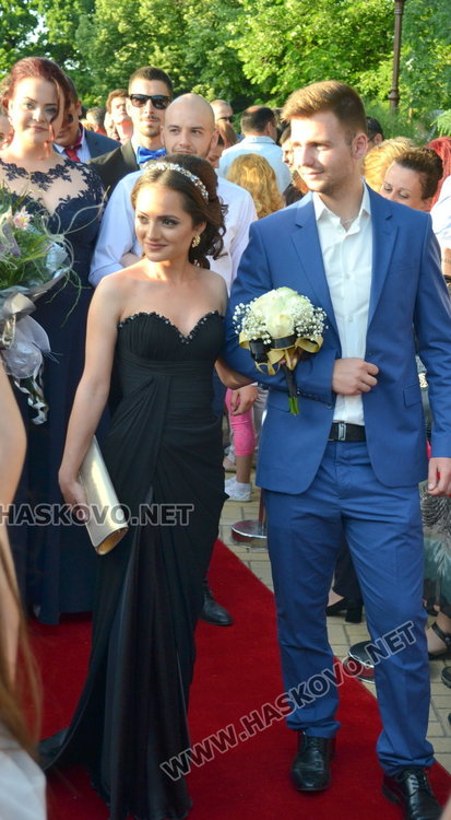 Випуск 2018 на ПМГ в пълен блясък на бала 